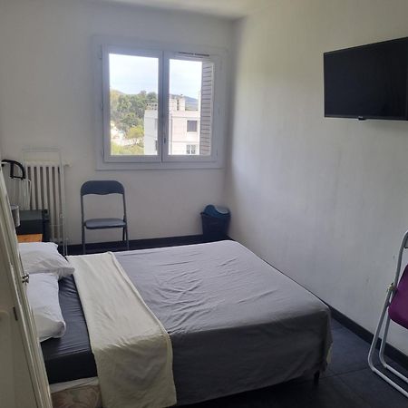 New cheap PRIVATE ROOM, KITCHEN ,TRAM on site, 12 minutes from nice train station with tram , beach in 17 min with tram , CHAMBRE PRIVÉE pas cher, cuisine équipée , tram sur place, à 12 min de la gare de Nice avec le tram, 17 min plage Exterior foto