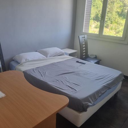 New cheap PRIVATE ROOM, KITCHEN ,TRAM on site, 12 minutes from nice train station with tram , beach in 17 min with tram , CHAMBRE PRIVÉE pas cher, cuisine équipée , tram sur place, à 12 min de la gare de Nice avec le tram, 17 min plage Habitación foto