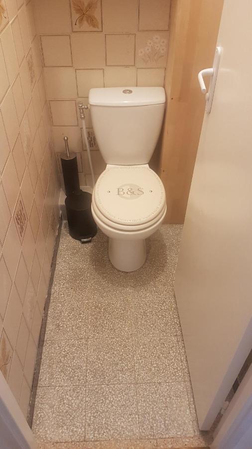 New cheap PRIVATE ROOM, KITCHEN ,TRAM on site, 12 minutes from nice train station with tram , beach in 17 min with tram , CHAMBRE PRIVÉE pas cher, cuisine équipée , tram sur place, à 12 min de la gare de Nice avec le tram, 17 min plage Exterior foto