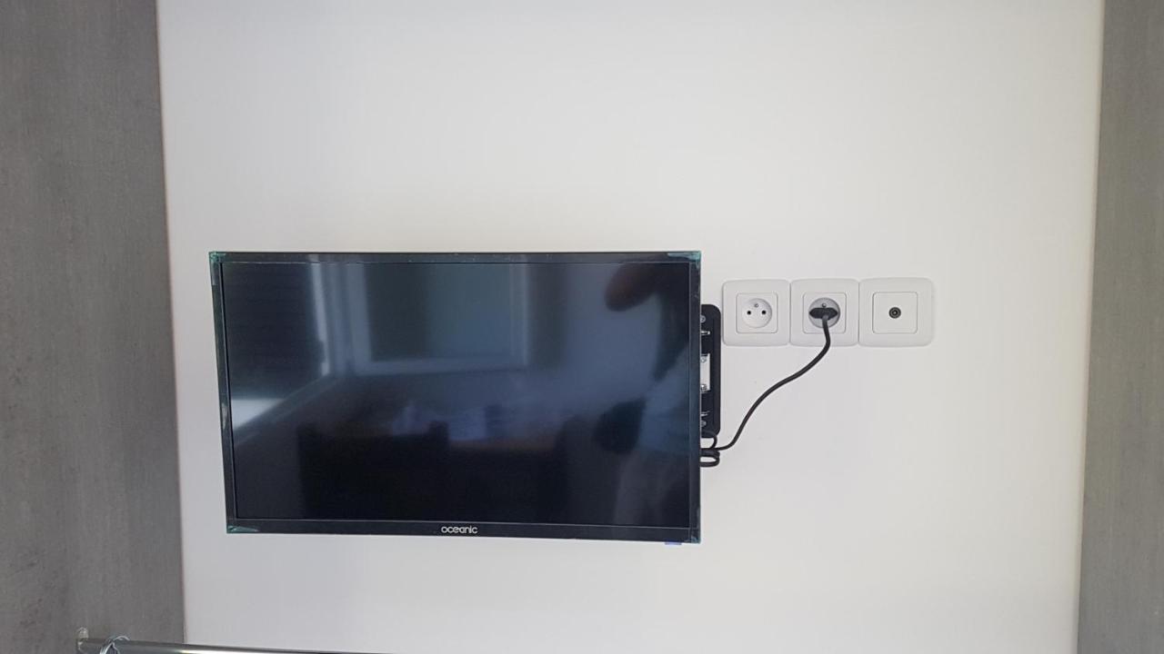 New cheap PRIVATE ROOM, KITCHEN ,TRAM on site, 12 minutes from nice train station with tram , beach in 17 min with tram , CHAMBRE PRIVÉE pas cher, cuisine équipée , tram sur place, à 12 min de la gare de Nice avec le tram, 17 min plage Exterior foto