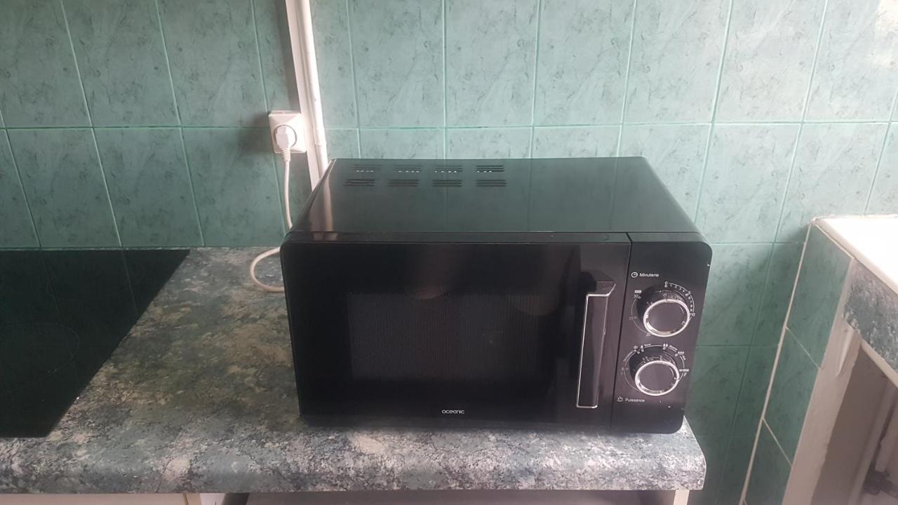New cheap PRIVATE ROOM, KITCHEN ,TRAM on site, 12 minutes from nice train station with tram , beach in 17 min with tram , CHAMBRE PRIVÉE pas cher, cuisine équipée , tram sur place, à 12 min de la gare de Nice avec le tram, 17 min plage Exterior foto