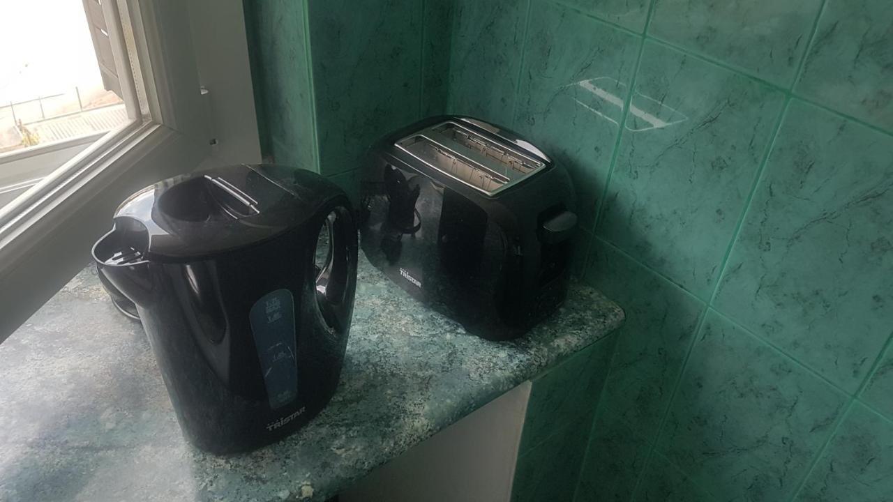 New cheap PRIVATE ROOM, KITCHEN ,TRAM on site, 12 minutes from nice train station with tram , beach in 17 min with tram , CHAMBRE PRIVÉE pas cher, cuisine équipée , tram sur place, à 12 min de la gare de Nice avec le tram, 17 min plage Exterior foto
