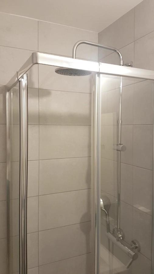 New cheap PRIVATE ROOM, KITCHEN ,TRAM on site, 12 minutes from nice train station with tram , beach in 17 min with tram , CHAMBRE PRIVÉE pas cher, cuisine équipée , tram sur place, à 12 min de la gare de Nice avec le tram, 17 min plage Exterior foto