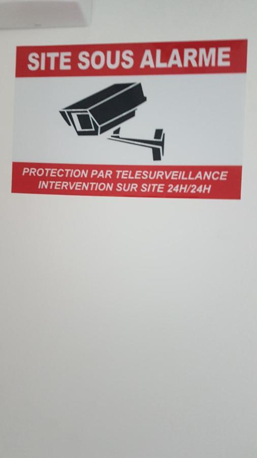 New cheap PRIVATE ROOM, KITCHEN ,TRAM on site, 12 minutes from nice train station with tram , beach in 17 min with tram , CHAMBRE PRIVÉE pas cher, cuisine équipée , tram sur place, à 12 min de la gare de Nice avec le tram, 17 min plage Exterior foto