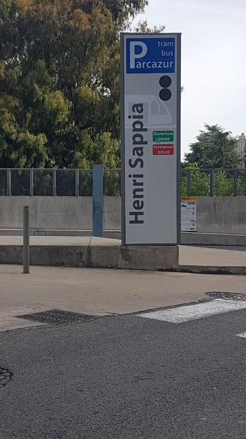 New cheap PRIVATE ROOM, KITCHEN ,TRAM on site, 12 minutes from nice train station with tram , beach in 17 min with tram , CHAMBRE PRIVÉE pas cher, cuisine équipée , tram sur place, à 12 min de la gare de Nice avec le tram, 17 min plage Exterior foto