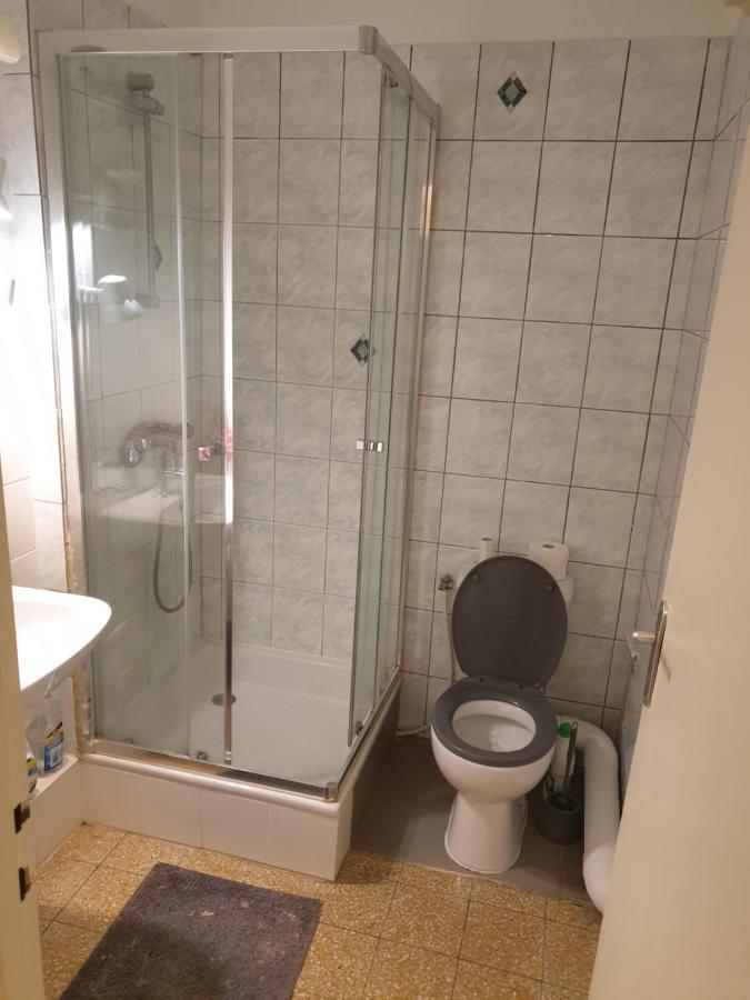 New cheap PRIVATE ROOM, KITCHEN ,TRAM on site, 12 minutes from nice train station with tram , beach in 17 min with tram , CHAMBRE PRIVÉE pas cher, cuisine équipée , tram sur place, à 12 min de la gare de Nice avec le tram, 17 min plage Exterior foto