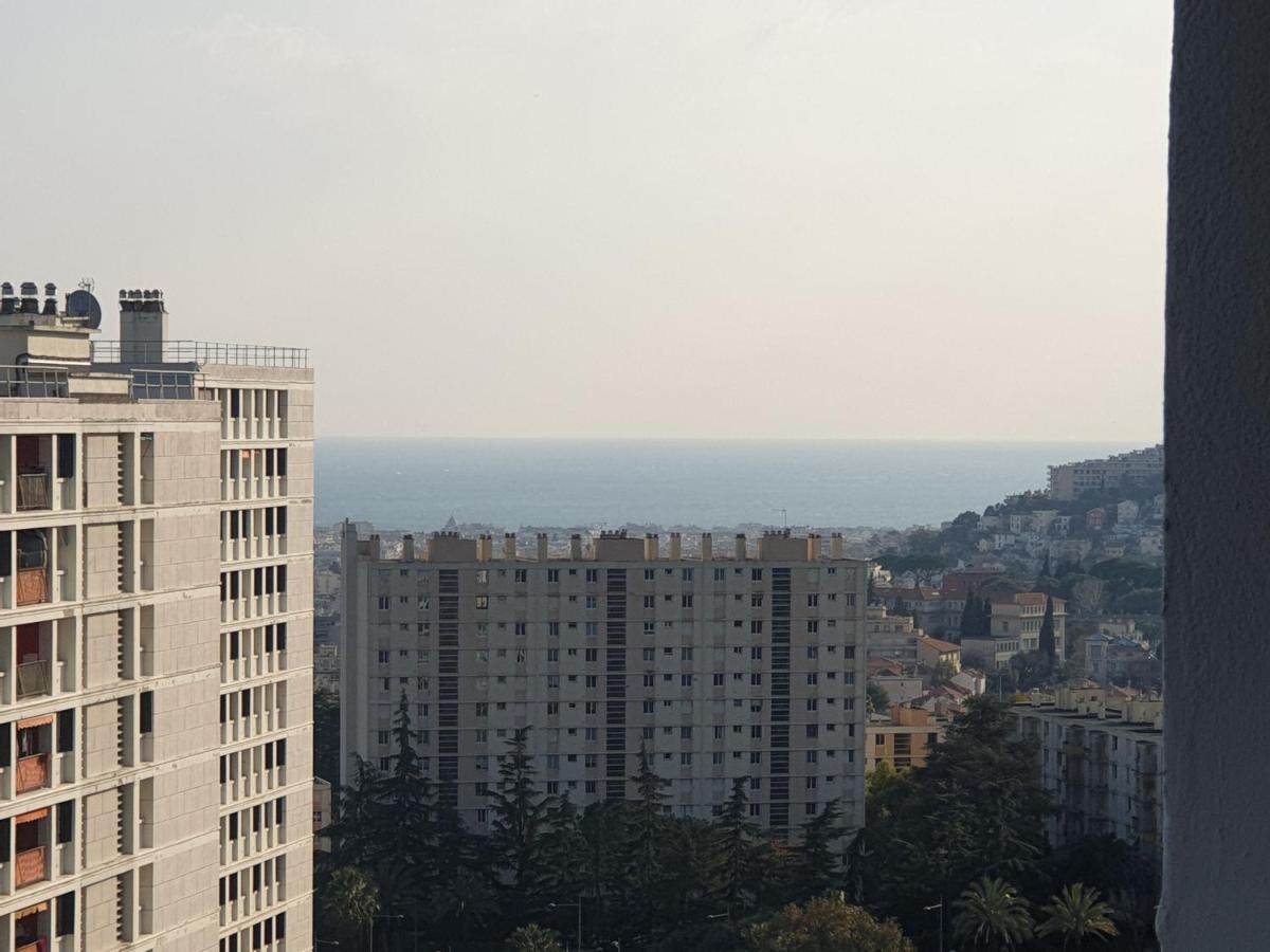 New cheap PRIVATE ROOM, KITCHEN ,TRAM on site, 12 minutes from nice train station with tram , beach in 17 min with tram , CHAMBRE PRIVÉE pas cher, cuisine équipée , tram sur place, à 12 min de la gare de Nice avec le tram, 17 min plage Exterior foto