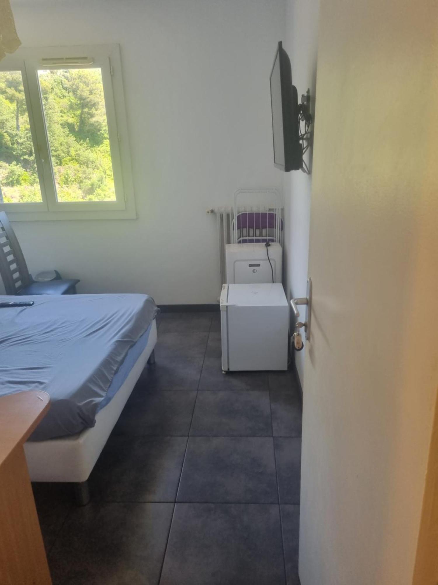 New cheap PRIVATE ROOM, KITCHEN ,TRAM on site, 12 minutes from nice train station with tram , beach in 17 min with tram , CHAMBRE PRIVÉE pas cher, cuisine équipée , tram sur place, à 12 min de la gare de Nice avec le tram, 17 min plage Habitación foto