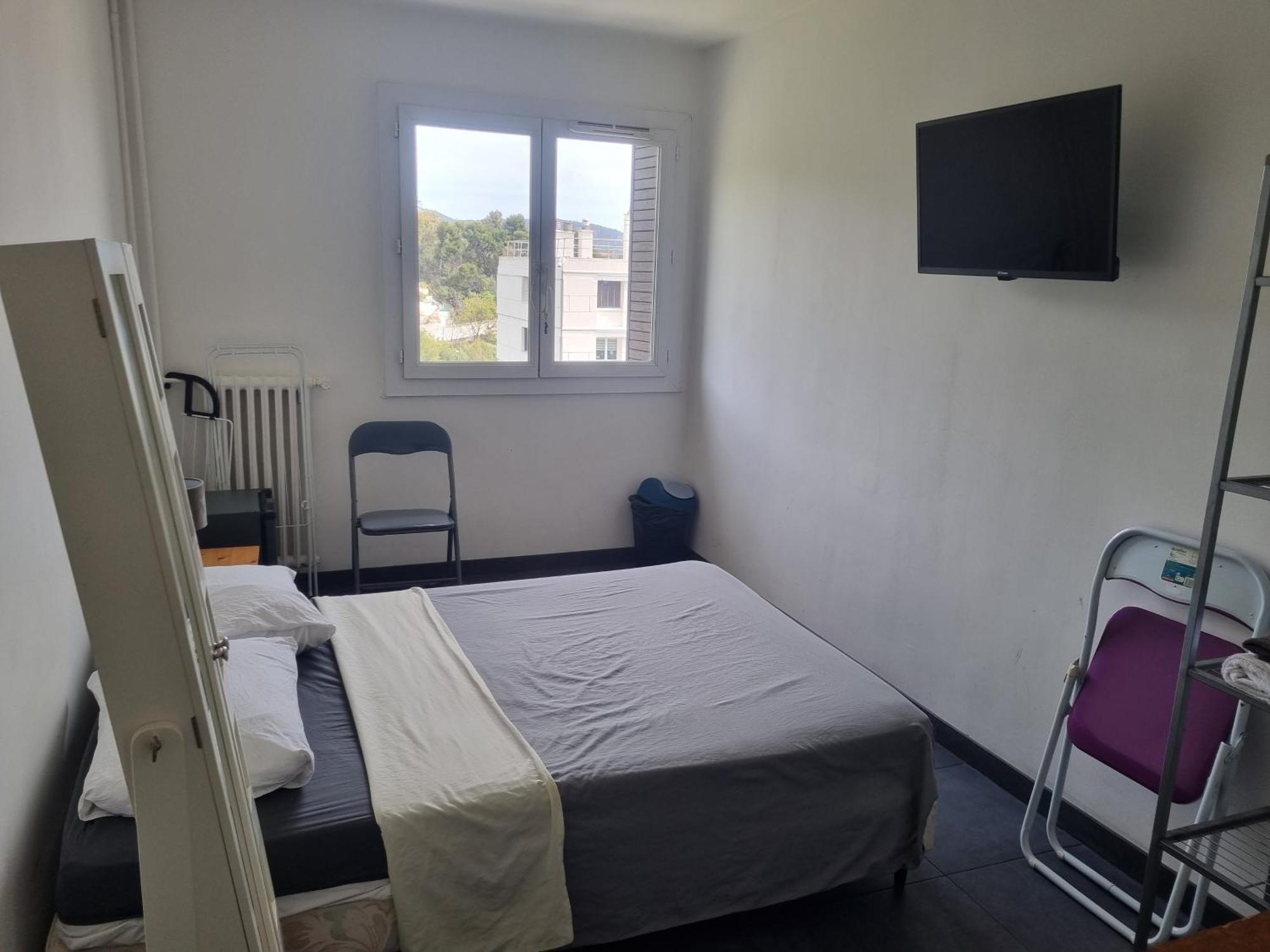 New cheap PRIVATE ROOM, KITCHEN ,TRAM on site, 12 minutes from nice train station with tram , beach in 17 min with tram , CHAMBRE PRIVÉE pas cher, cuisine équipée , tram sur place, à 12 min de la gare de Nice avec le tram, 17 min plage Exterior foto
