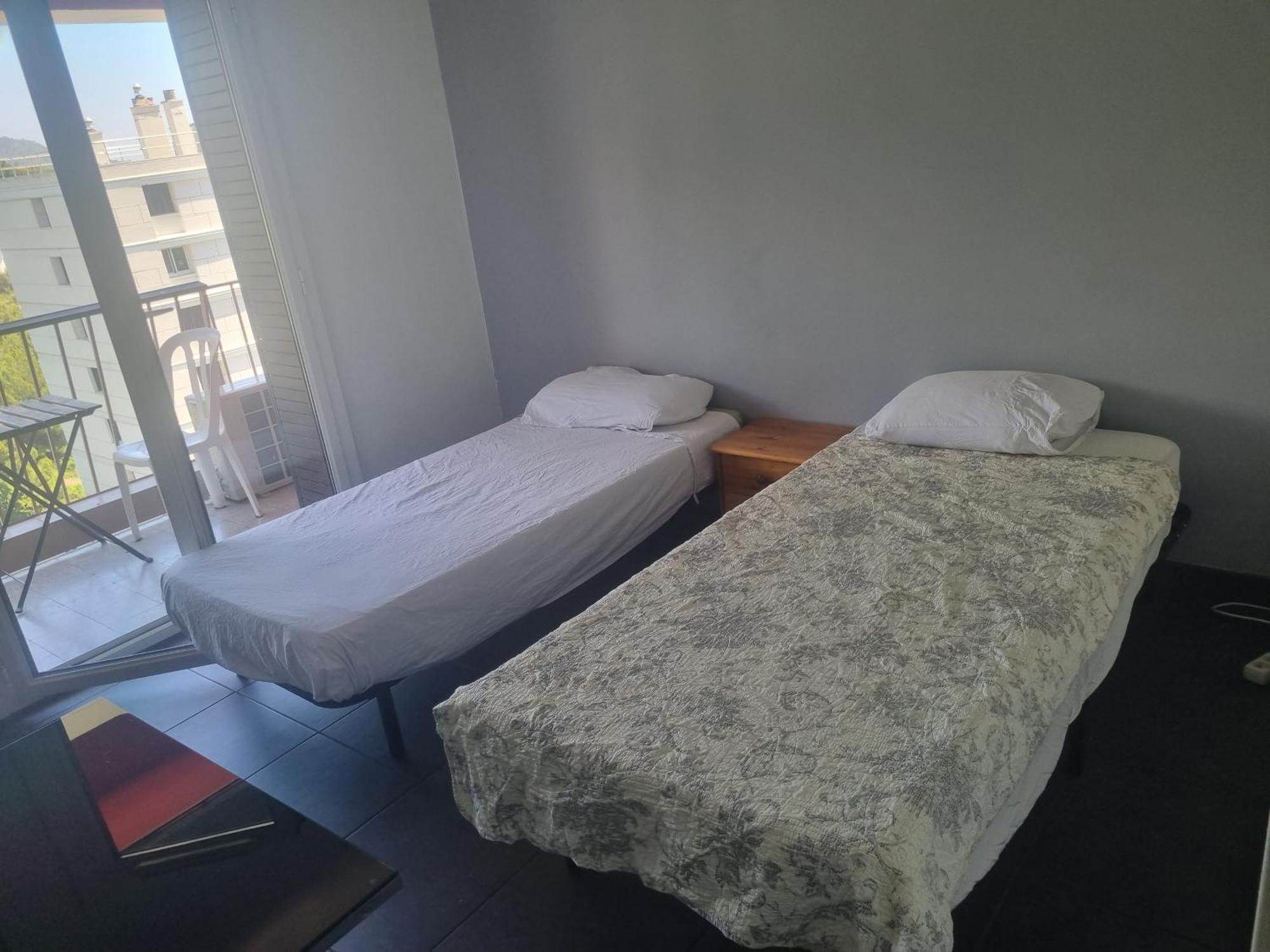 New cheap PRIVATE ROOM, KITCHEN ,TRAM on site, 12 minutes from nice train station with tram , beach in 17 min with tram , CHAMBRE PRIVÉE pas cher, cuisine équipée , tram sur place, à 12 min de la gare de Nice avec le tram, 17 min plage Habitación foto