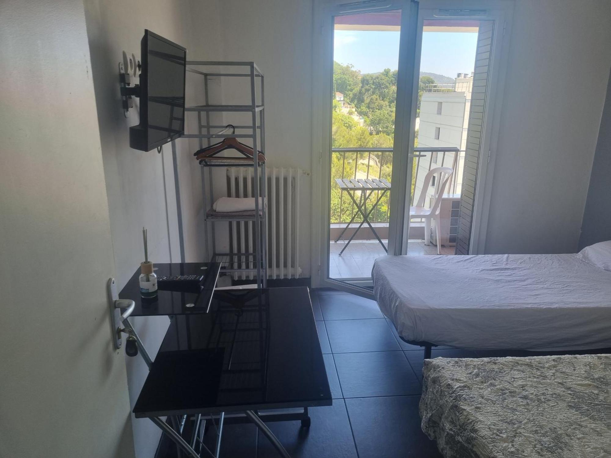 New cheap PRIVATE ROOM, KITCHEN ,TRAM on site, 12 minutes from nice train station with tram , beach in 17 min with tram , CHAMBRE PRIVÉE pas cher, cuisine équipée , tram sur place, à 12 min de la gare de Nice avec le tram, 17 min plage Habitación foto