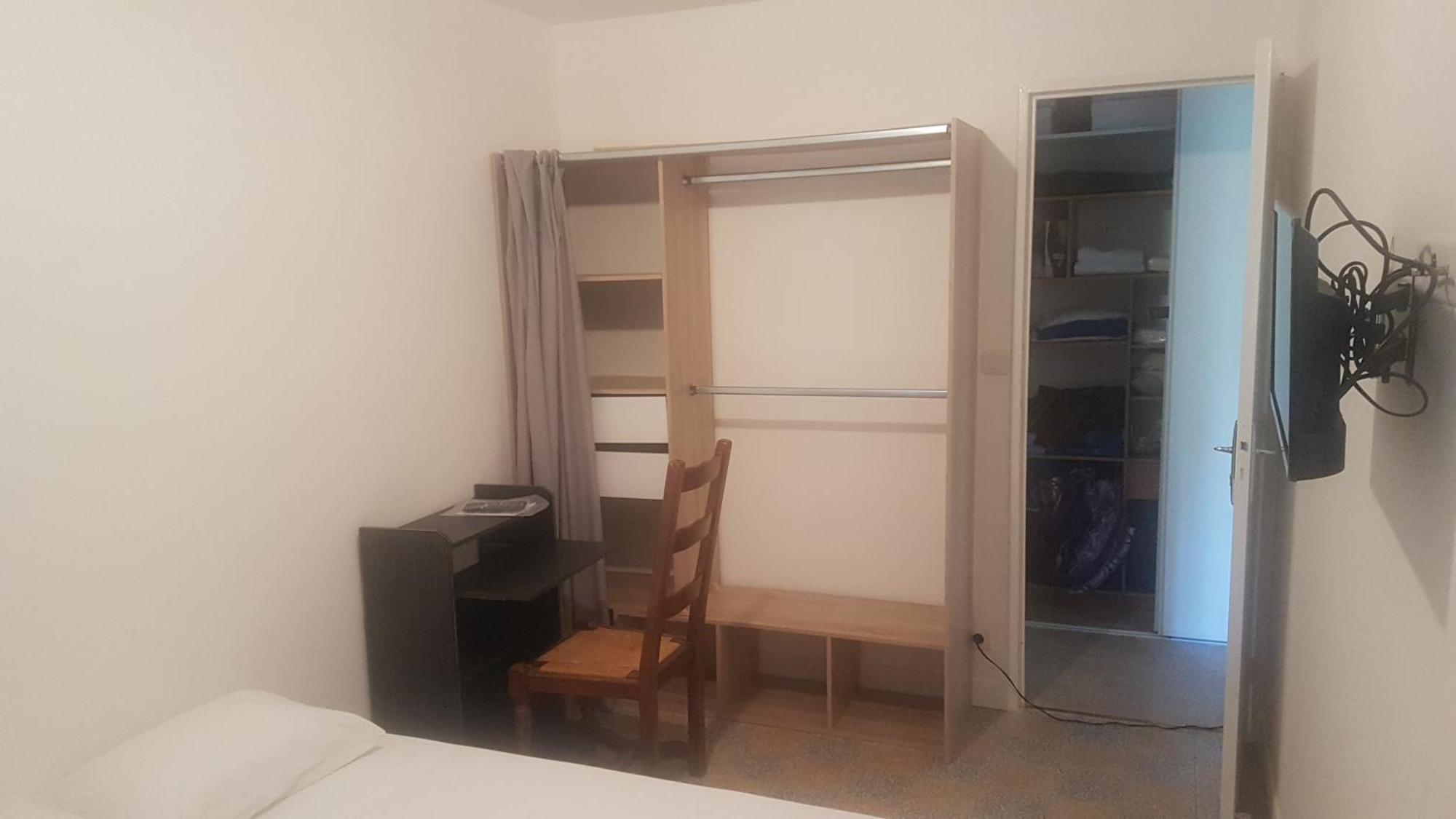 New cheap PRIVATE ROOM, KITCHEN ,TRAM on site, 12 minutes from nice train station with tram , beach in 17 min with tram , CHAMBRE PRIVÉE pas cher, cuisine équipée , tram sur place, à 12 min de la gare de Nice avec le tram, 17 min plage Habitación foto