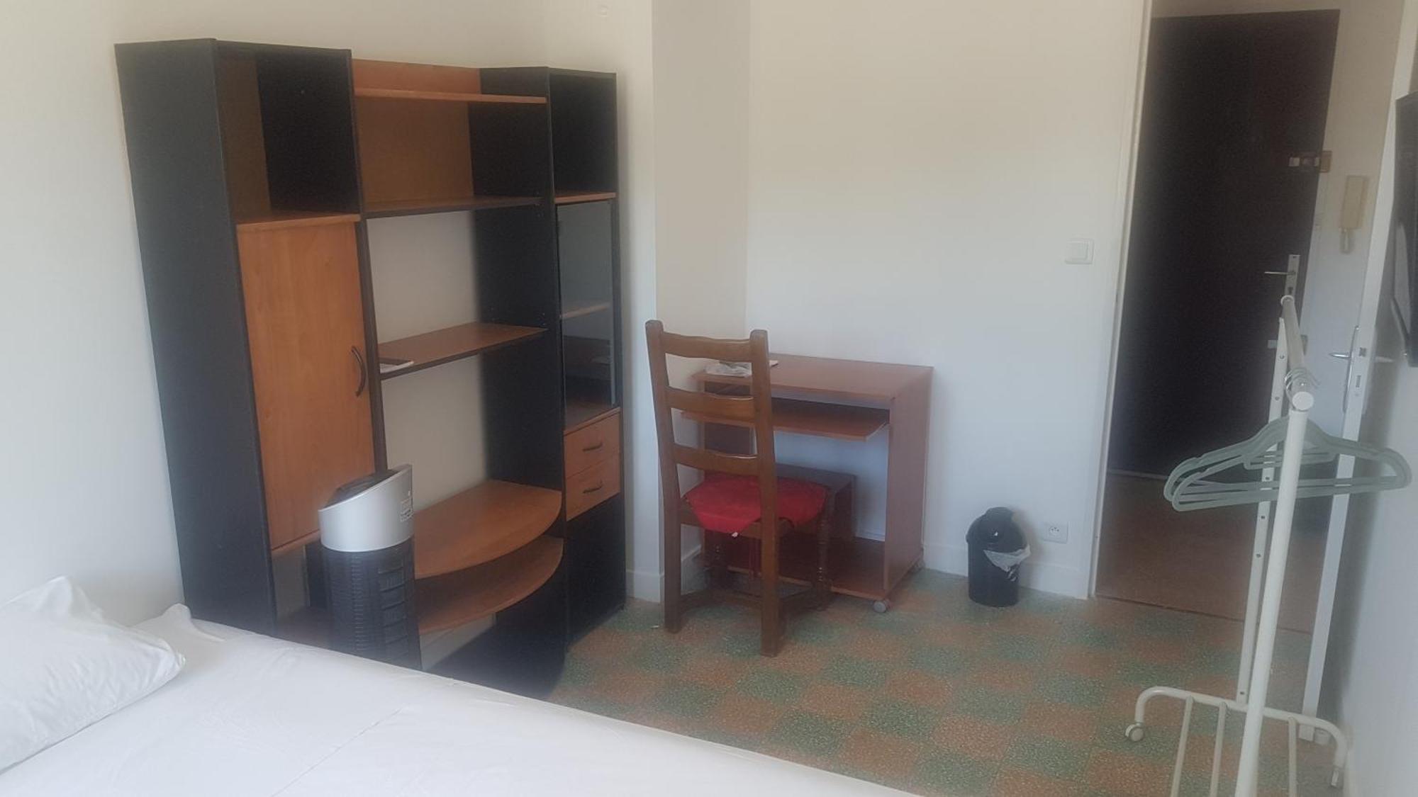 New cheap PRIVATE ROOM, KITCHEN ,TRAM on site, 12 minutes from nice train station with tram , beach in 17 min with tram , CHAMBRE PRIVÉE pas cher, cuisine équipée , tram sur place, à 12 min de la gare de Nice avec le tram, 17 min plage Habitación foto
