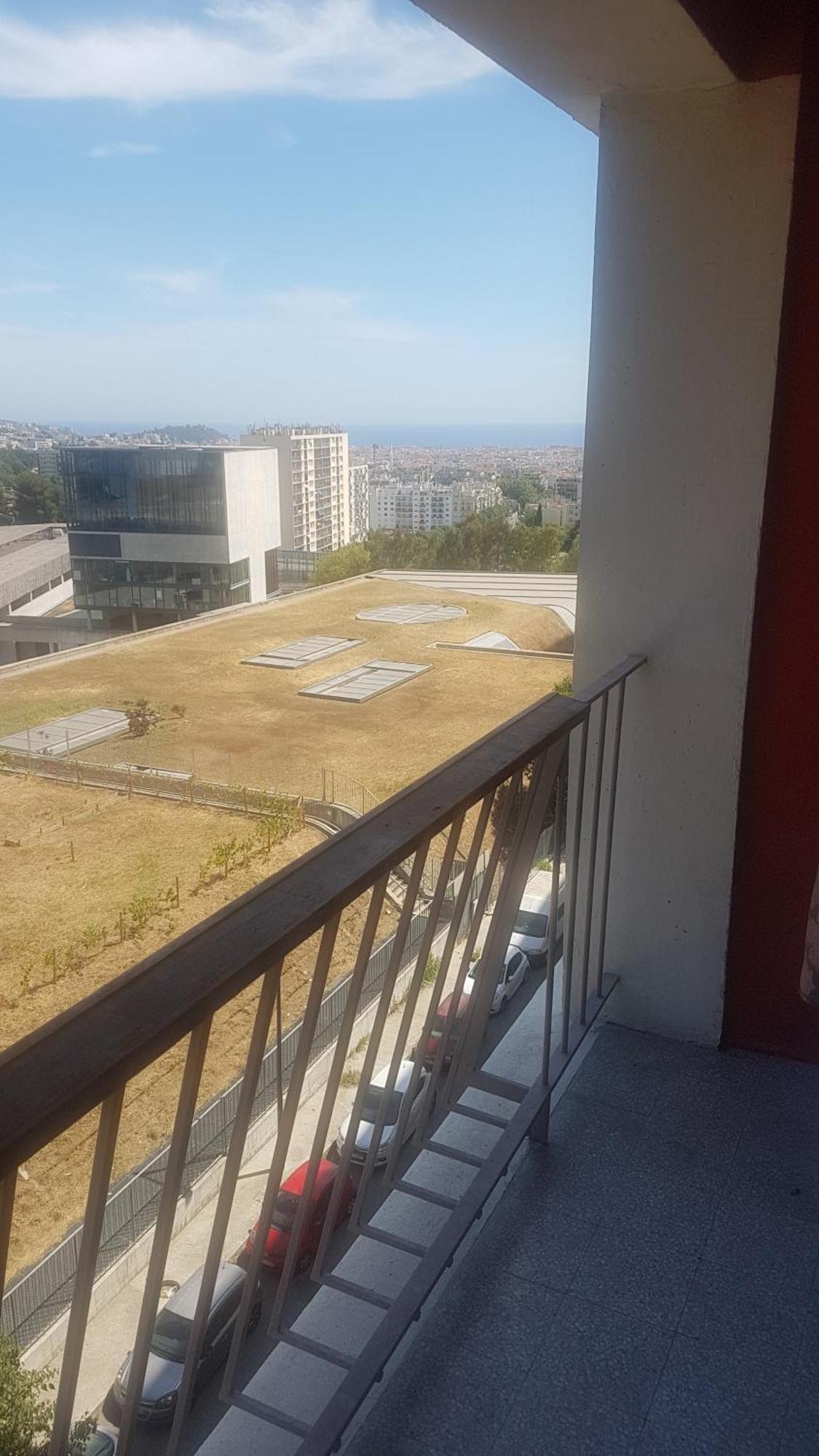 New cheap PRIVATE ROOM, KITCHEN ,TRAM on site, 12 minutes from nice train station with tram , beach in 17 min with tram , CHAMBRE PRIVÉE pas cher, cuisine équipée , tram sur place, à 12 min de la gare de Nice avec le tram, 17 min plage Habitación foto